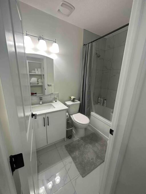 Award Winning Boho Paradise Sunlit Modern Suite คาลการี ภายนอก รูปภาพ