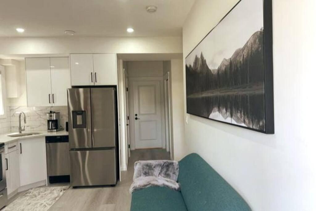 Award Winning Boho Paradise Sunlit Modern Suite คาลการี ภายนอก รูปภาพ