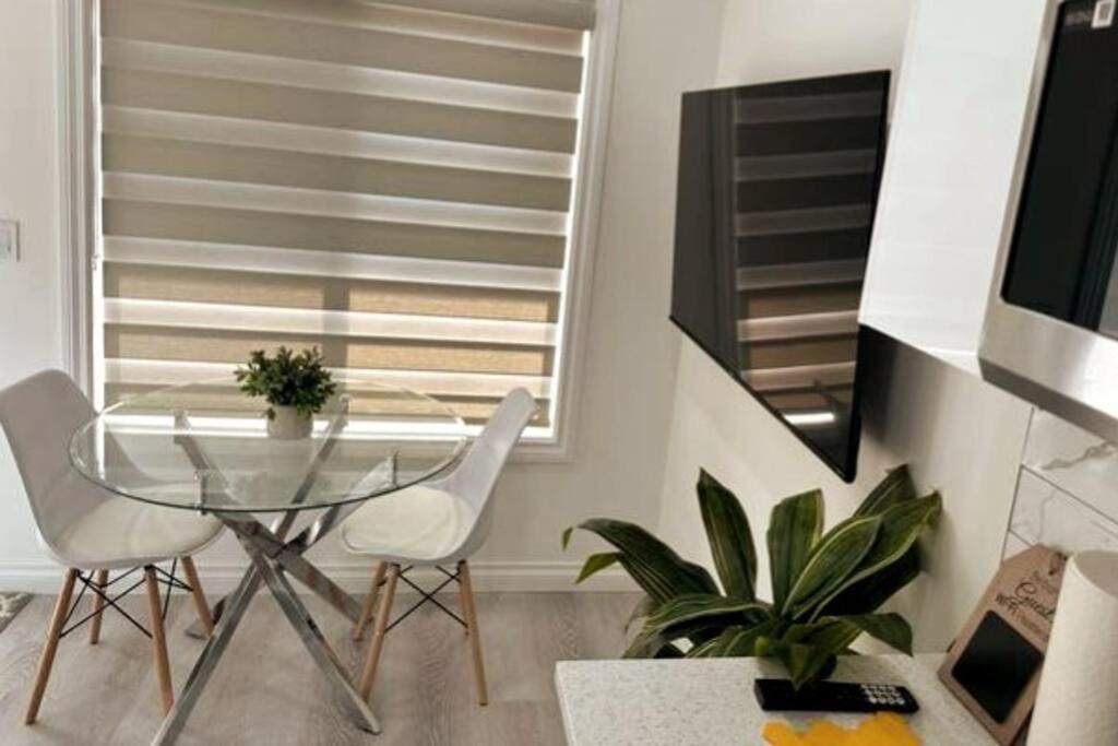 Award Winning Boho Paradise Sunlit Modern Suite คาลการี ภายนอก รูปภาพ