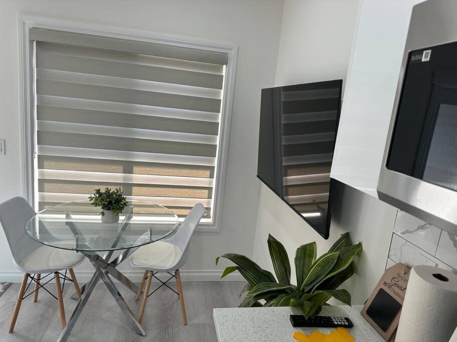 Award Winning Boho Paradise Sunlit Modern Suite คาลการี ภายนอก รูปภาพ