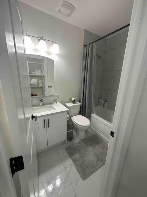 Award Winning Boho Paradise Sunlit Modern Suite คาลการี ภายนอก รูปภาพ